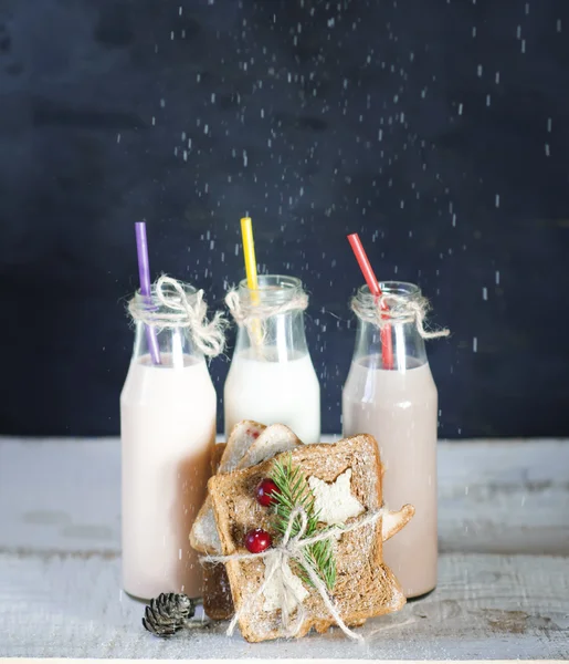 Trois bouteilles rétro avec cocktail au lait et pain grillé en tranches d — Photo