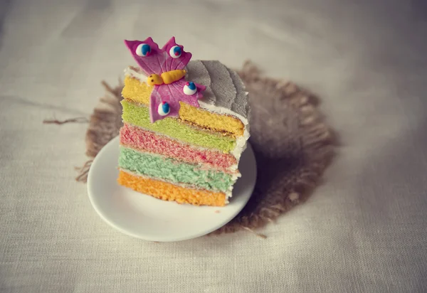 飾られた上に蝶の虹のケーキ. — ストック写真
