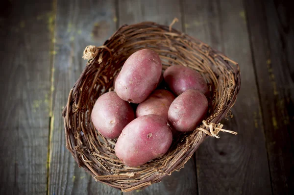 Rohe Kartoffeln im Korb — Stockfoto