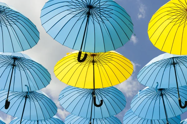 Gelbe und blaue Regenschirme — Stockfoto