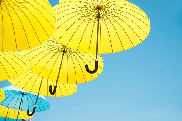 Gelbe Regenschirme — Stockfoto