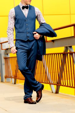 Mavi takım elbiseli adam