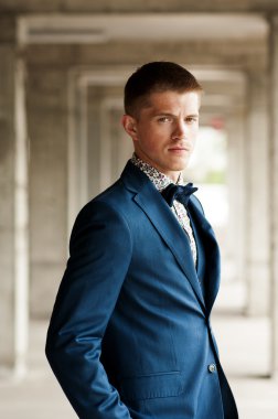 Mavi elbiseli çekici şık adam