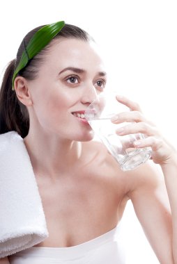 Gülümseyen kadın içki su cam