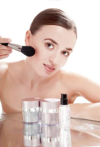 Girl applying powder by brush on her face — Stock Photo, Image