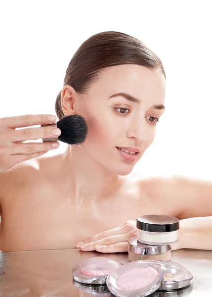 Beautiful girl applying  blusher by brush on her face — Stock Photo, Image