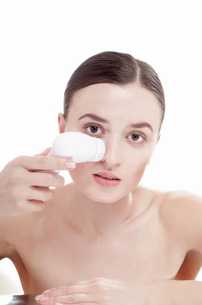 Woman with brush for deep cleansing facial — Stock Photo, Image