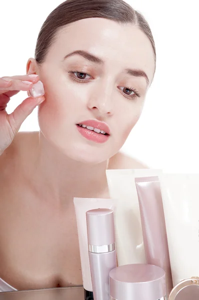 Beautiful woman applying  ice cube treatment on face — Stock Photo, Image