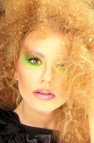 Parlak renkli makyaj ve kıvırcık saç kadınla — Stok fotoğraf