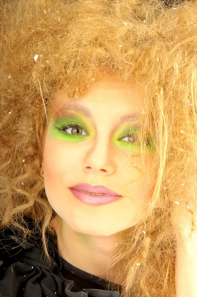 Porträt eines lächelnden Mädchens mit leuchtend farbigem Make-up. — Stockfoto
