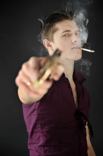 총을 목표로 그의 입에 담배와 무례 한 남자 — 스톡 사진
