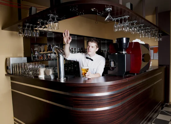 Jovem barman bonito esperando uma ordem . — Fotografia de Stock