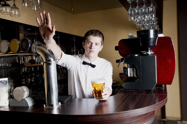 Jovem barman bonito esperando uma ordem . — Fotografia de Stock