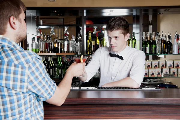Barman daje człowiek zamówić koktajl — Zdjęcie stockowe