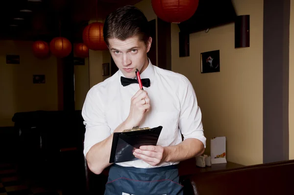 Beau barman en uniforme avec menu . — Photo