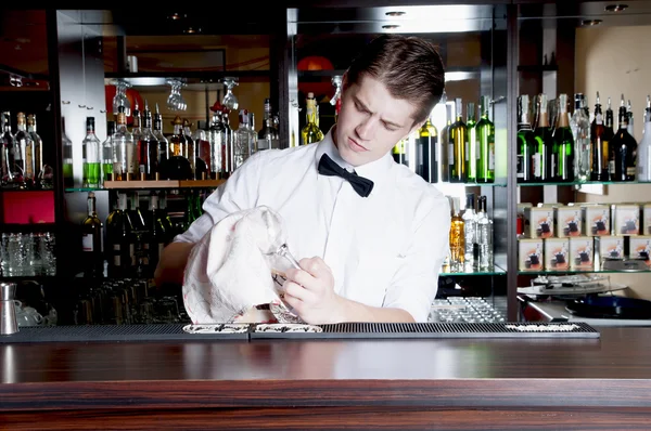 Knappe barman werken voor de bar — Stockfoto