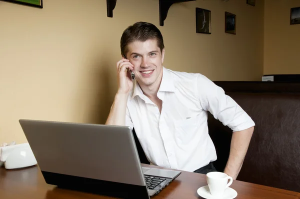 Uomo che parla al telefono — Foto Stock