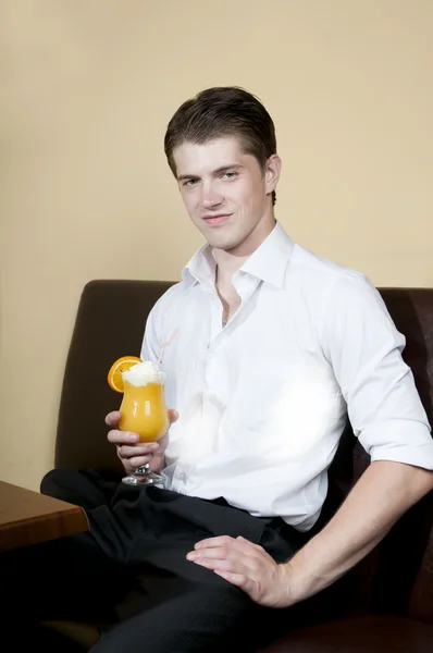 Um homem a beber um cocktail — Fotografia de Stock
