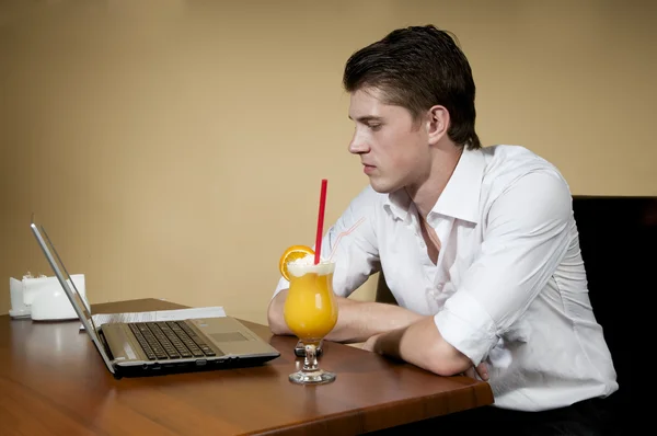 Un uomo che beve un cocktail — Foto Stock