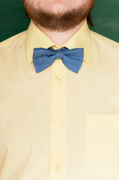 Noeud papillon bleu avec chemise jaune — Photo