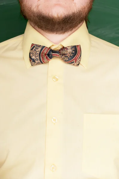 Gravata borboleta colorida com camisa amarela — Fotografia de Stock