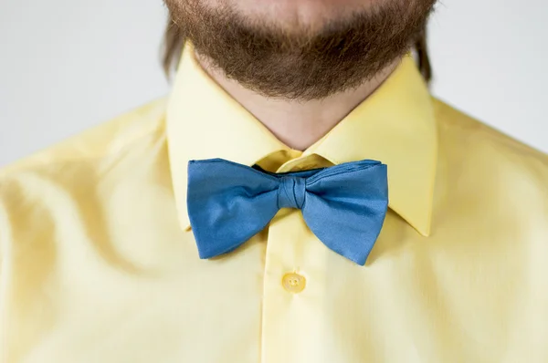 Noeud papillon bleu avec chemise jaune — Photo