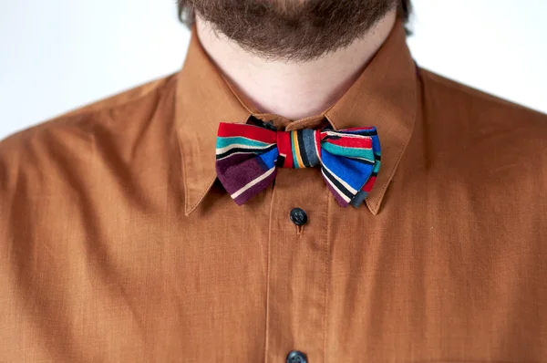 Corbata de lazo a rayas de colores con camisa marrón — Foto de Stock