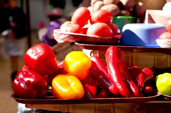 Rød og gul pepper på markedet – stockfoto