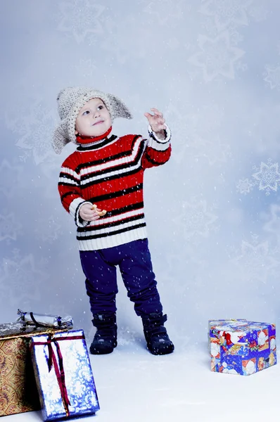 Boldog kisfiú térdzokni-ban pulóver, díszdobozok — Stock Fotó