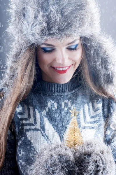 Retrato de moda de inverno de menina sorridente jovem — Fotografia de Stock