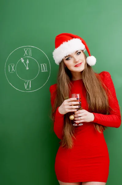 Santa bella ragazza con un bicchiere di champagne — Foto Stock