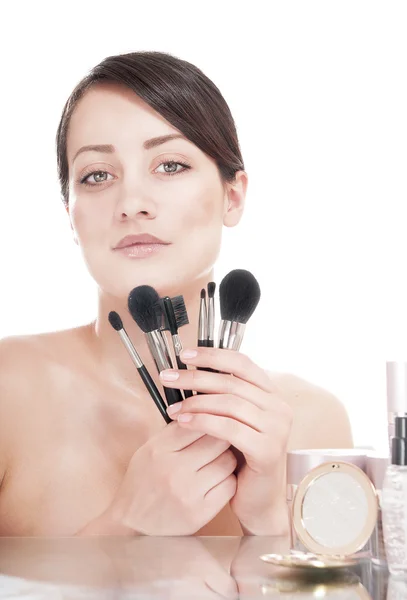 Ung kvinna med makeup borstar nära ansiktet — Stockfoto
