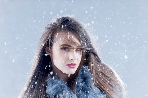 Winter mode vrouw in een bontjas — Stockfoto