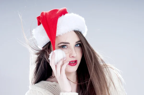 Noel kadın. Noel Baba şapkası giyen güzel sevimli kız — Stok fotoğraf