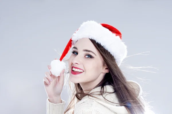 Donna di Natale. Bella ragazza affascinante indossa cappello di Babbo Natale — Foto Stock