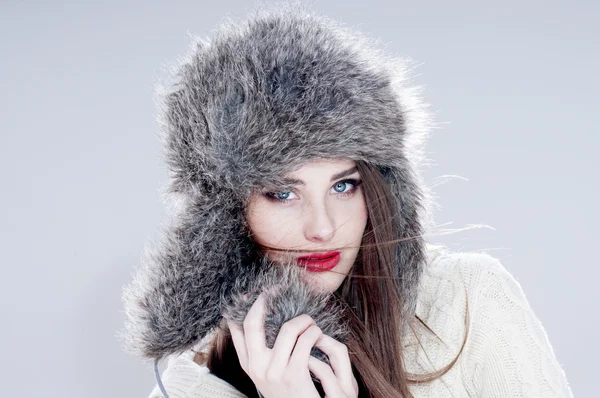 Winter mode vrouw in een bont hoed — Stockfoto