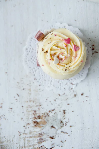 Muffins de baunilha decorados com creme na forma de rosas — Fotografia de Stock