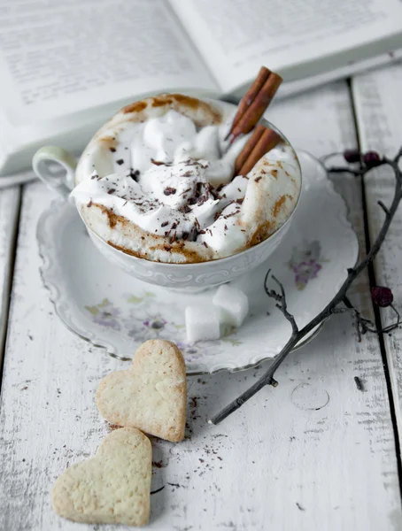 Xícara de café Cappuccino com chantilly e canela . — Fotografia de Stock