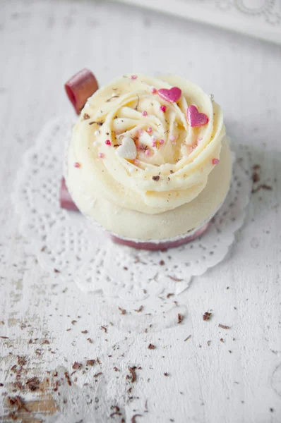 Muffins de baunilha decorados com creme na forma de rosas — Fotografia de Stock