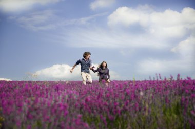 Lavanta sahasında gülüyor Çift