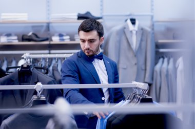 Yakışıklı adam butik giyim.