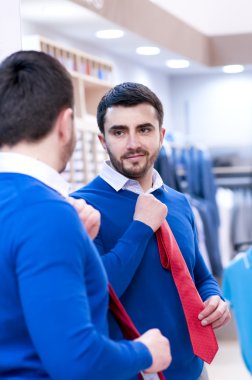 Yakışıklı adam kravat bir butik seçer..