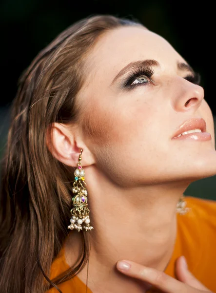 Mujer glamurosa con maquillaje mirando hacia arriba —  Fotos de Stock