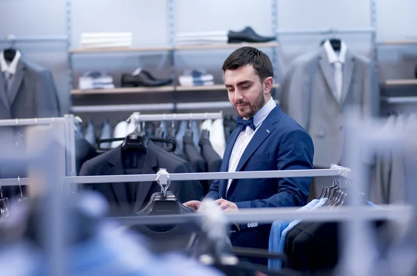 Bel homme dans la boutique de vêtements . — Photo