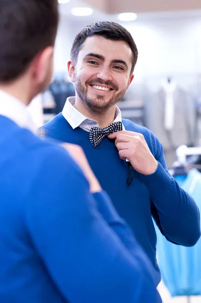 Feliz hombre atractivo sonriendo a su reflejo en el espejo — Foto de Stock