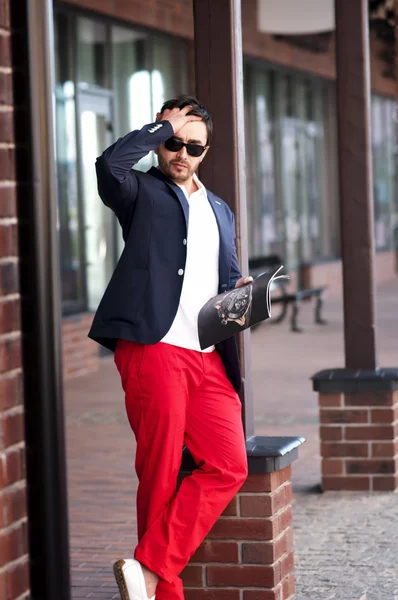 时尚英俊的男人，阅读一本杂志上散步. — 图库照片