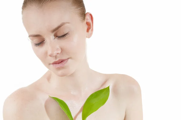 Yeşil yaprak tutan bir sağlıklı ve bakımlı ten kadınla — Stok fotoğraf