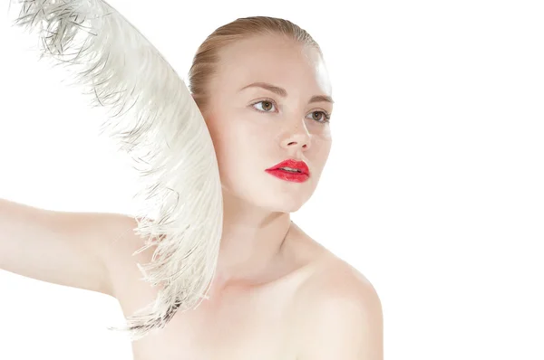 Hermosa joven con una pluma blanca. Espiar belleza piel tratamiento mujer —  Fotos de Stock