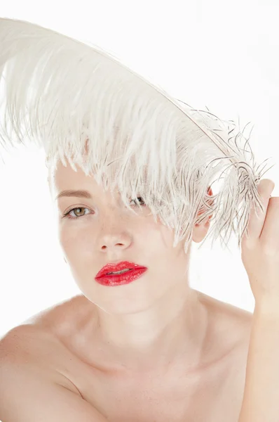Schöne junge Mädchen mit einer weißen Feder. Spion Schönheit Haut Behandlung Frau — Stockfoto