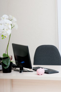 parlak bir ofiste masa üstünde bilgisayar